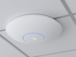 نصب اکسس پوینت Ubiquiti UniFi U7-Pro روی سقف برای پوشش‌دهی بی‌سیم گسترده